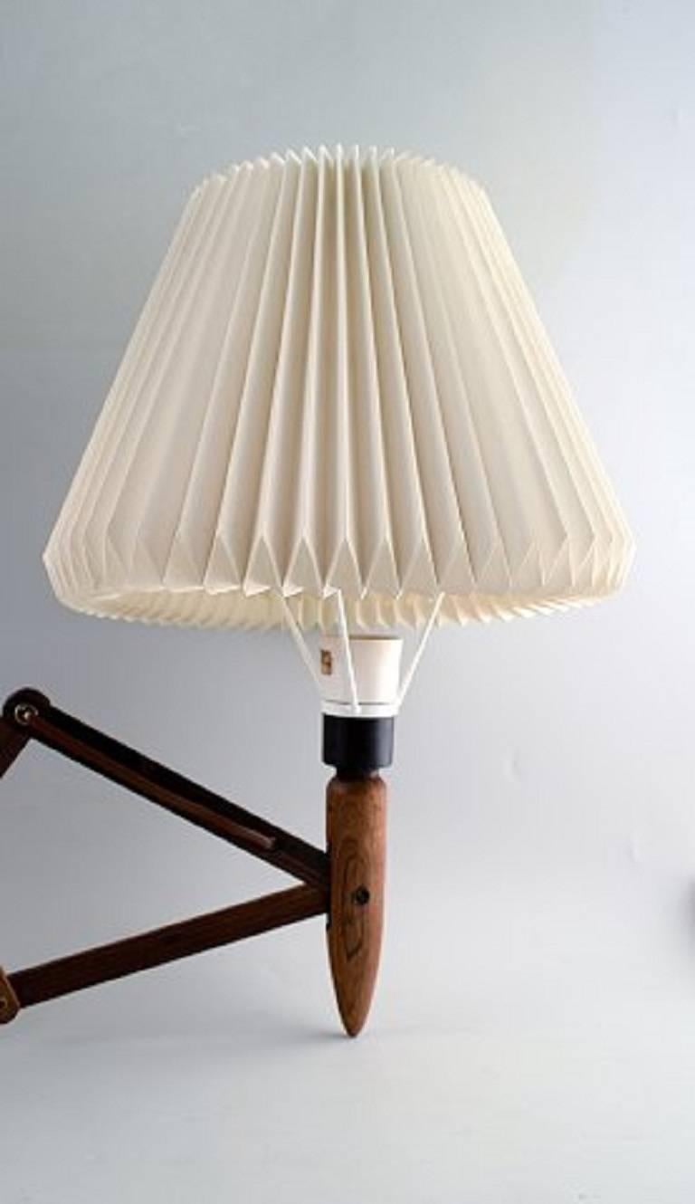 Erik Hansen, Tage Klint, a.o.: An oak sax wall lamp with pleated Le Klint shade.

Danish design 1960s-1970s.

Measures: Height 52 cm. Total length 110 cm.

In good condition.