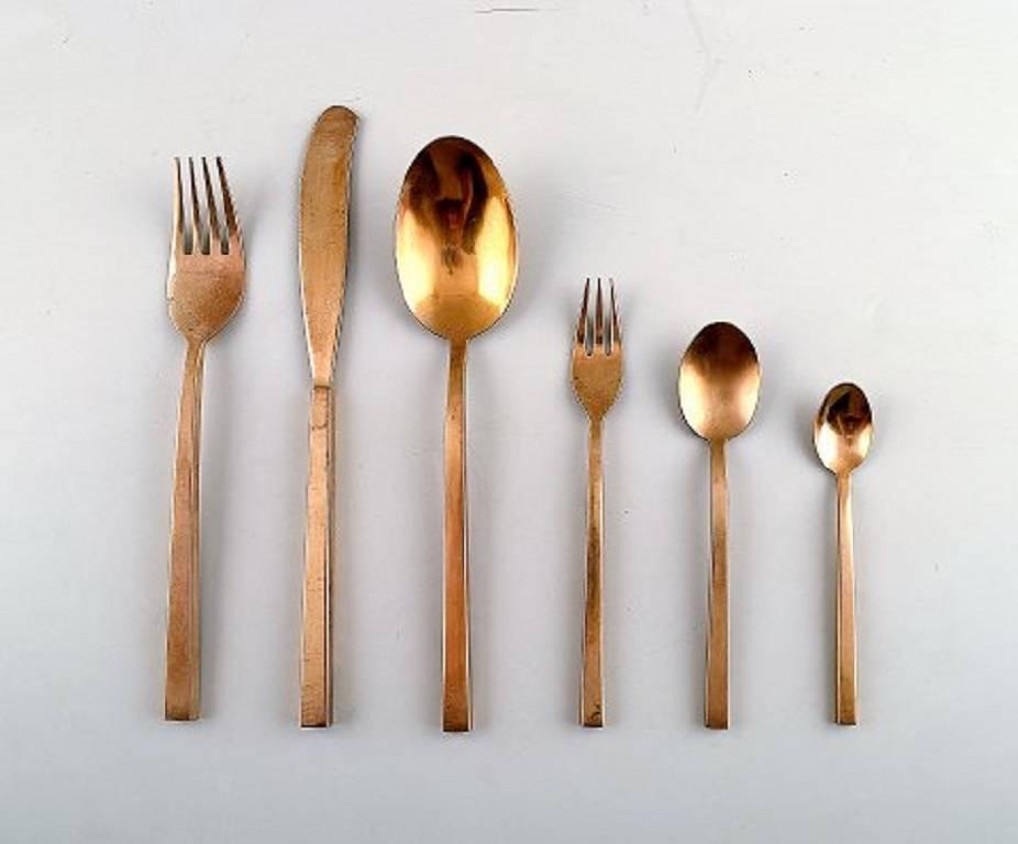 Sigvard Bernadotte 'ScanLine' cutlery in brass complete for six people.

Consisting of: Six dinner knives, six dinner forks, six soup spoons, six pastry forks, six teaspoons, six mocha spoons, one carving set, one cake slice, one sauce spoon, two