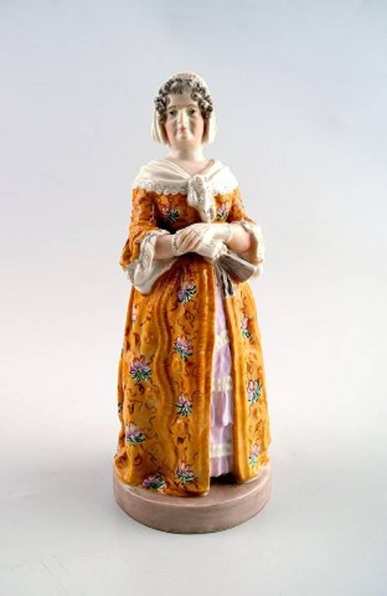Bing and Grondahl porcelain figure. B&G. "Magdalone" in the comedy masquerade by Ludvig Holberg (1684-1754). 

Figure no. 8011.

Height 18 cm.

First factory quality, perfect condition.

The figure represents Louise Phister in the role