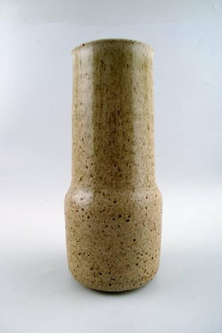 Rare Arne Bang ceramic vase.

Marked AB 196.

Glaze in gray and sand-colored shades.

In perfect condition.

Measures: 25 x 9 cm.