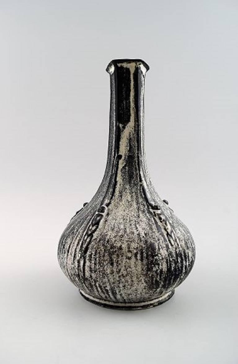 Large Kähler, Denmark, glazed earthenware vase, 

1930s.

Designed by Svend Hammershøi.

Double glaze in black and gray.

Measures: 23 cm. x 13 cm.

Marked.

In perfect condition.