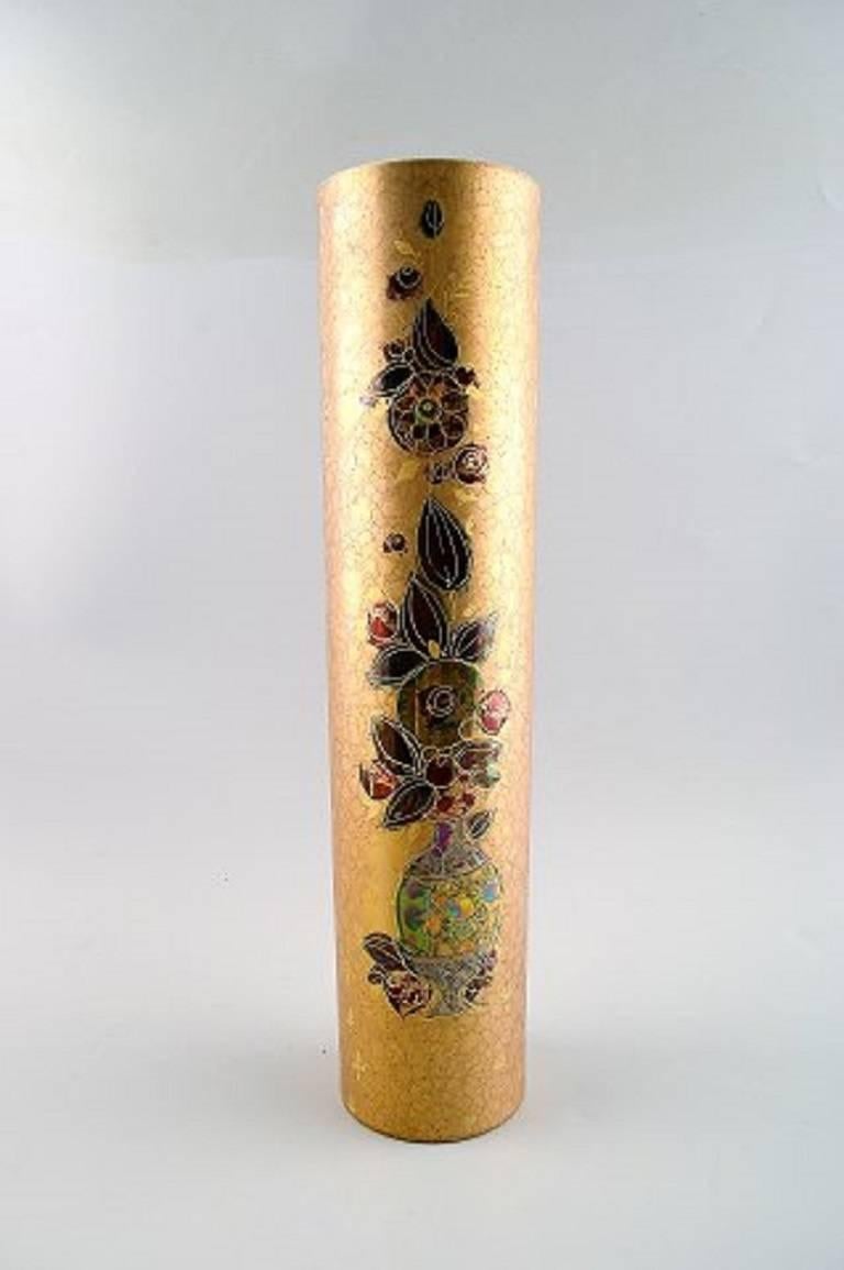 Rosenthal Studio Line, Bjorn Wiinblad large porcelain vase, decorated in gold.

In perfect condition.

Measures 36 x 8 cm.

Marked.