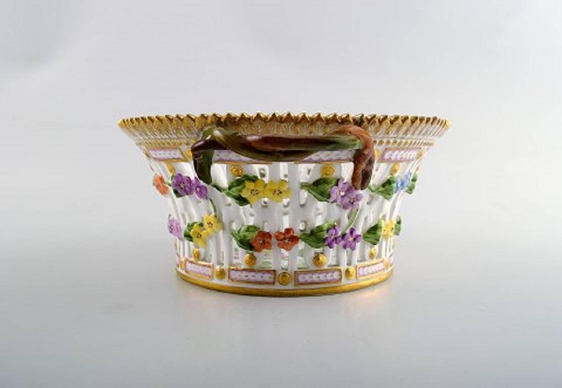 Royal Copenhagen Flora Danica fruit bowl # 20/3532.

Measures: 22.5 cm. x 9.5 cm.

In perfect condition. 1st. factory quality.

Latin name: Ribes alpinum L.