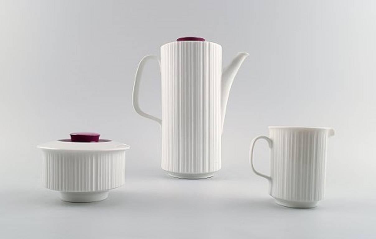 Tapio Wirkkala for Rosenthal Studio-line Porcelaine noire, six person mocha service in violet / purple and white porcelain, modern design, fluted. 

Designed in 1962. 

Consisting of six mocha cups with saucers, sugar bowl, creamer and mocha
