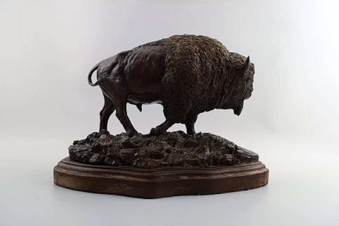 Kim McCall, American artist. Large buffalo/bison in bronze, wooden base.

Marked: McCall 2001. Number 1/12.

Measures: 33 cm. x 24 cm.

In perfect condition.
