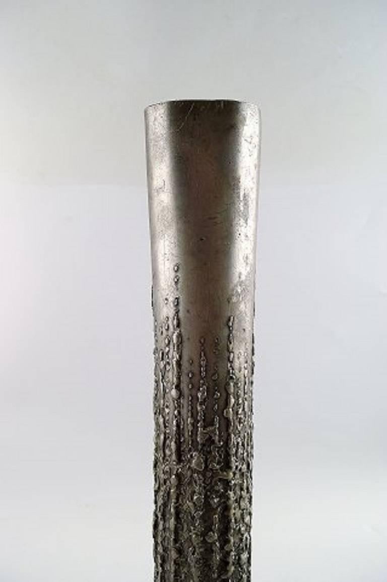 Grand vase en étain au design moderne,

France, milieu du 20e siècle.

Mesure 39 cm.

En parfait état.

Sans timbre.