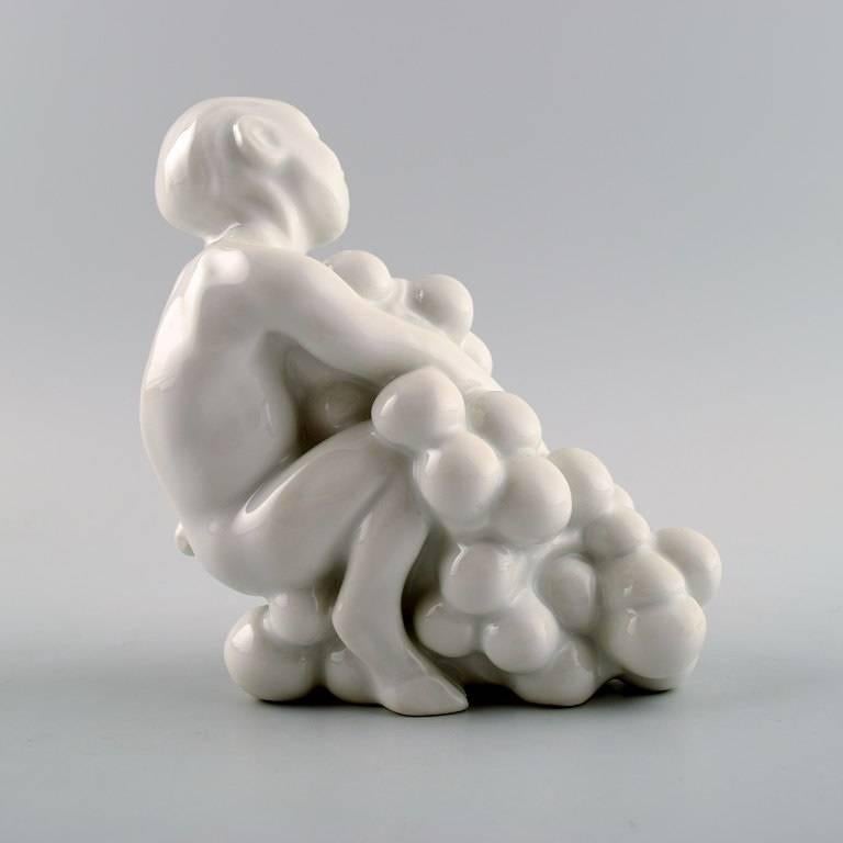 Bing & Grondahl / B & G, blanc de chine porcelain figure of faun with grapes by Kai Nielsen.

From the series 'Grape Harvesting'.

Measures 10.5 cm. x 9.5 cm.

1. Quality, in perfect condition.