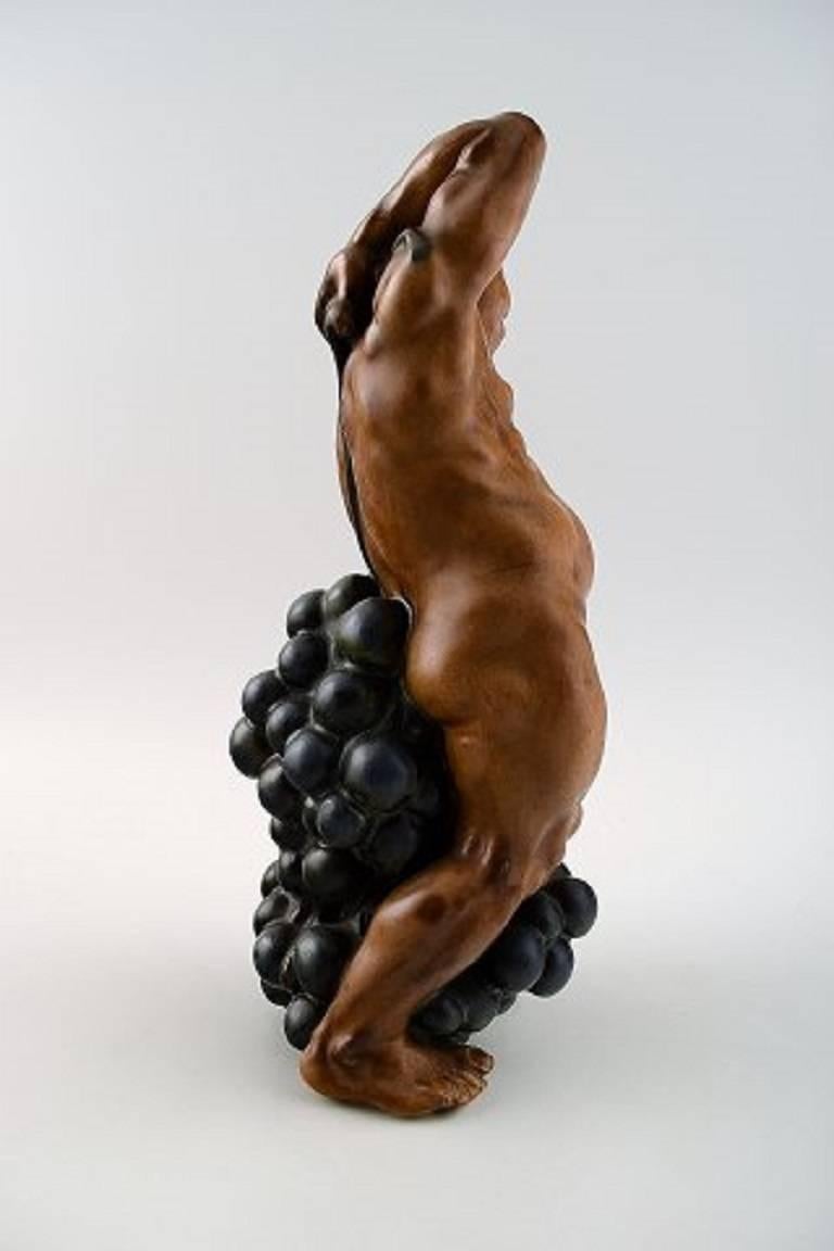 Art déco Figurine Bing & Grondahl d'un homme debout avec des raisins par Kai Nielsen en vente