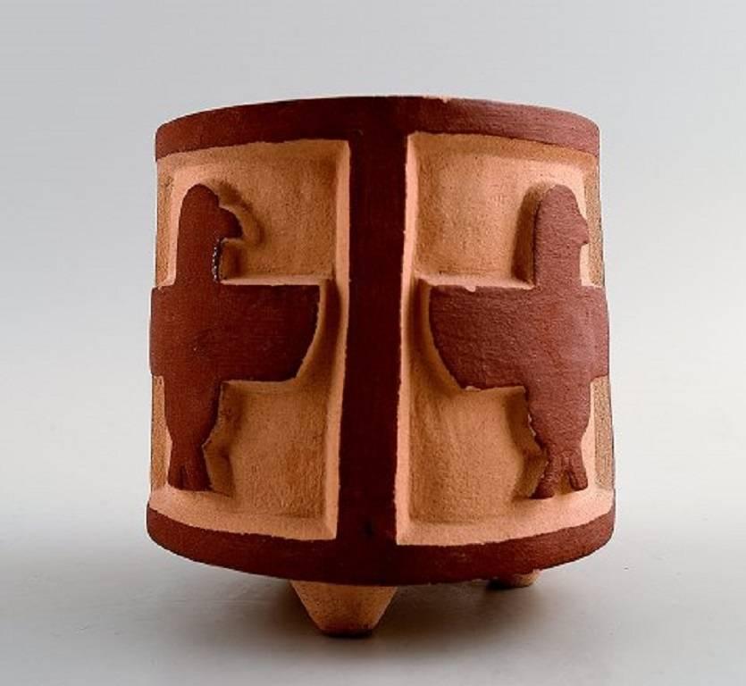 Probablement Wilhelm Kåge (1889-1960) pour Farsta, 

Suède, vers 1930.

Vase unique en poterie d'art non émaillée, décoré d'un oiseau en glaçure brune.

Non estampillé.

En très bon état.

Mesures : 9 cm. x 9 cm.