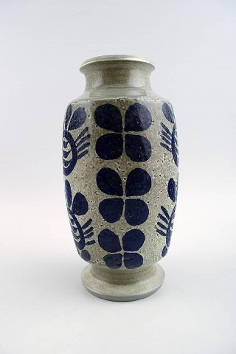 Göran Andersson, Upsala-Ekeby. 

Ceramic vase, dark blue decoration on gray base.

Marked.

In perfect condition.

Measures: 22 cm