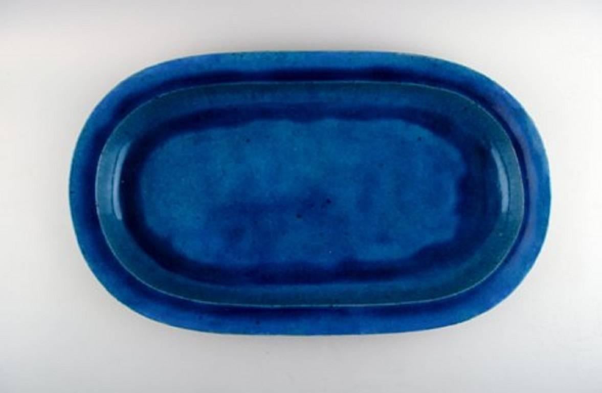 Kähler, Denmark, huge glazed Stoneware platter/tray 1960s.

Designed by Nils Kähler. 

Turquoise glaze.

Measures 51 x 29 cm. x 5 cm. high.

Marked.

In perfect condition.