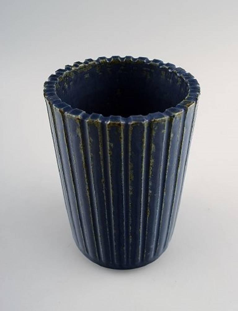 Arne Bang pottery vase, fluted design.

Marked AB (indistinct).

Beautiful glaze in dark blue shades.

In perfect condition.

Measures: 12.5 cm. x 7.5 cm.