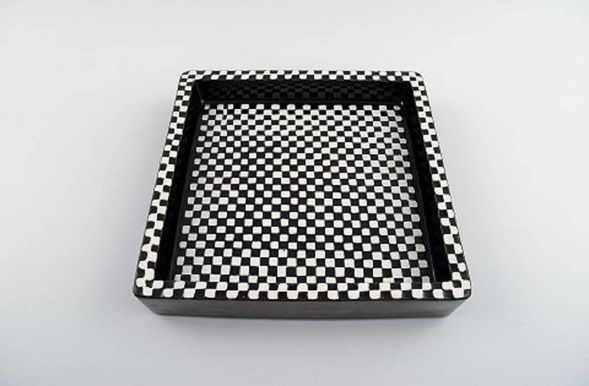 Stig Lindberg, Gustavsberg, "Domino" dish in ceramics,

1950s.

Measures: 20 cm, depth: 3.5 cm.

Marked.

In perfect condition.