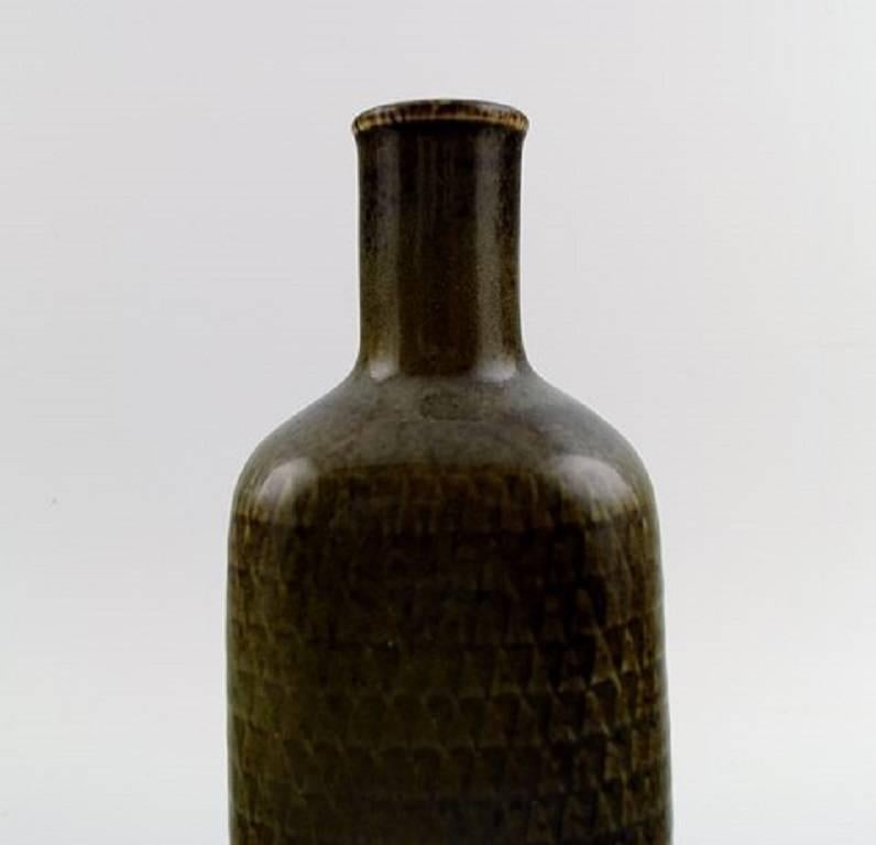 Große Vase von Stig Lindberg (1916-1982), Gustavberg-Atelierkeramik.

Glasur in Brauntönen, um 1960.

Gezeichnet mit Studio Hand.

Maße: 23 cm. x 8 cm.

In perfektem Zustand.