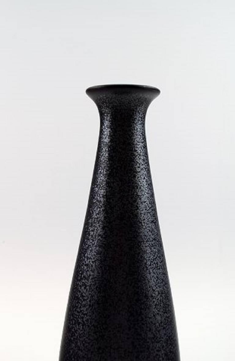 Large Rörstrand, Gunnar Nylund ceramic floor vase.

Beautiful dark glaze.

Measures: 29 x 10 cm.

In perfect condition, 1st. factory quality.