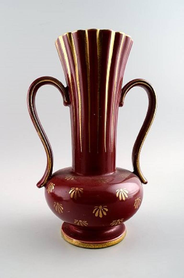 Collection of 'Red Rubin' pottery with red glaze with gold, Upsala-Ekeby, Gefle. 

Design Arthur Percy.

Consisting of three lidded vases, and a large vase.

The largest vase measures 22 cm.

In perfect condition.