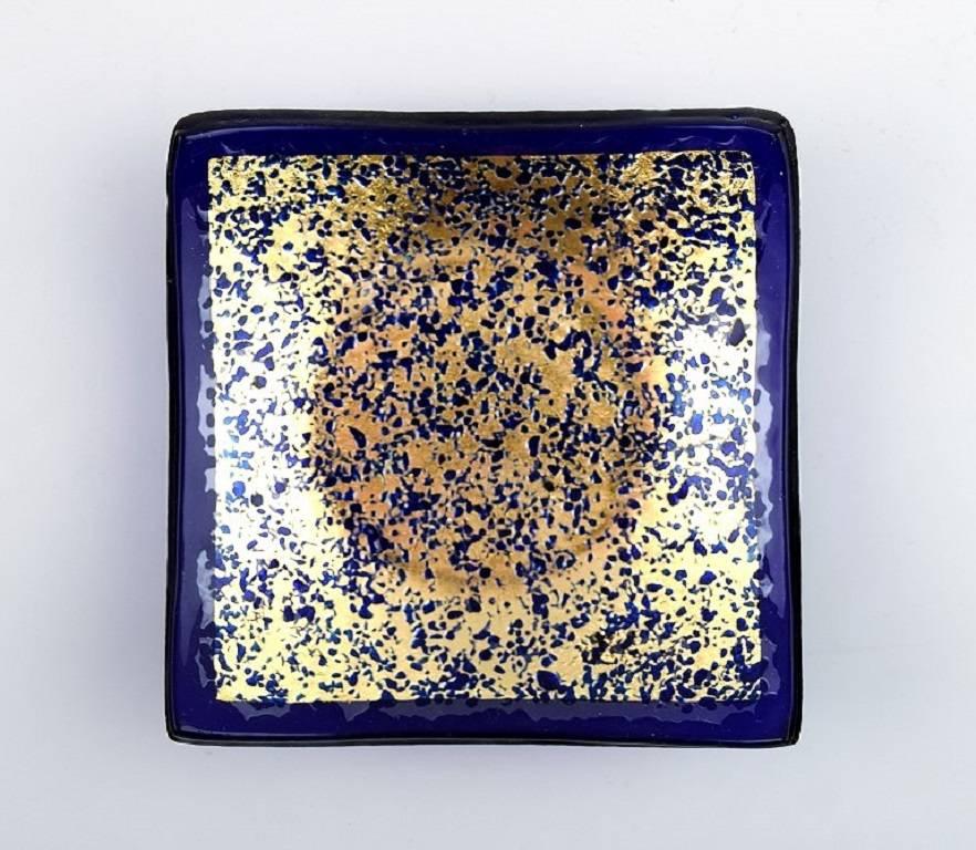 Murano, Italy, art glass dish.

In perfect condition.

Measures: 12.5 cm. x 12.5 cm.

Unstamped.
