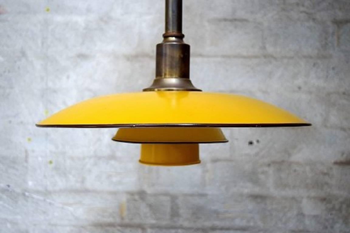 Poul Henningsen for Louis Poulsen PH 3½ / two-pendant lamp with brass socket / metal.

Stamped PH-2 Patented. 

1930s-1940s.

Wire holders mounted with yellow painted metal screens.

Measures: Diameter 33 cm.

In fine condition.
