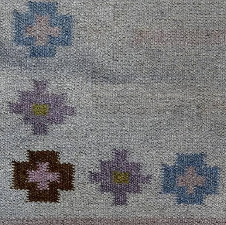 Rölakan carpet with geometric pattern in different shades.

Sweden, Mid-20th century.

Measures: L 200 cm, W 135 cm.

Common use signs.