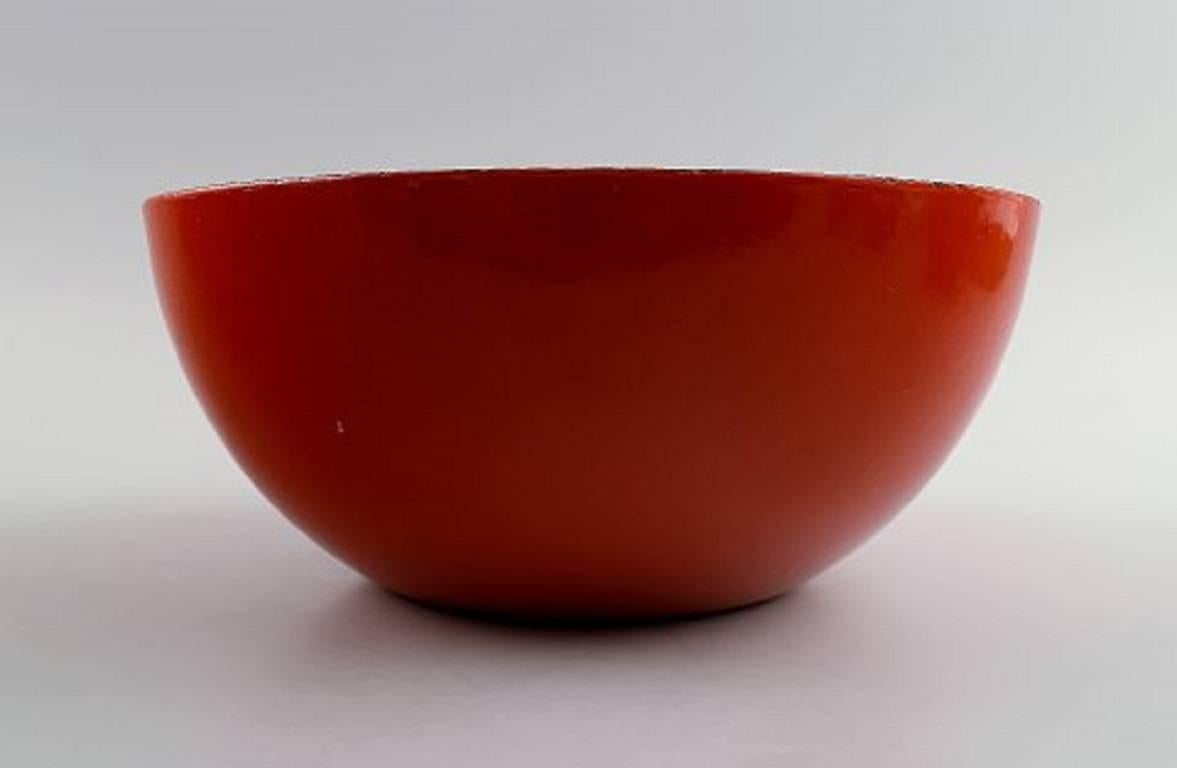 Kaj Franck, finnischer Designer.

Drei rote Schalen aus emailliertem Metall, Finel,

Finnland, 1950er Jahre.

Durchmesser: 10-24 cm.

In sehr gutem Zustand.