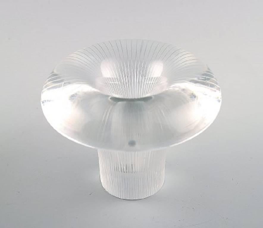 Tapio Wirkkala for Iittala.

Clear glass vase shaped like a mushroom with engraved decoration in the form of stripes.

Signed Tapio Wirkkala, Iittala, Finland. Finnish design.

Measuring 8.5 cm. x 8 cm.

In perfect condition.