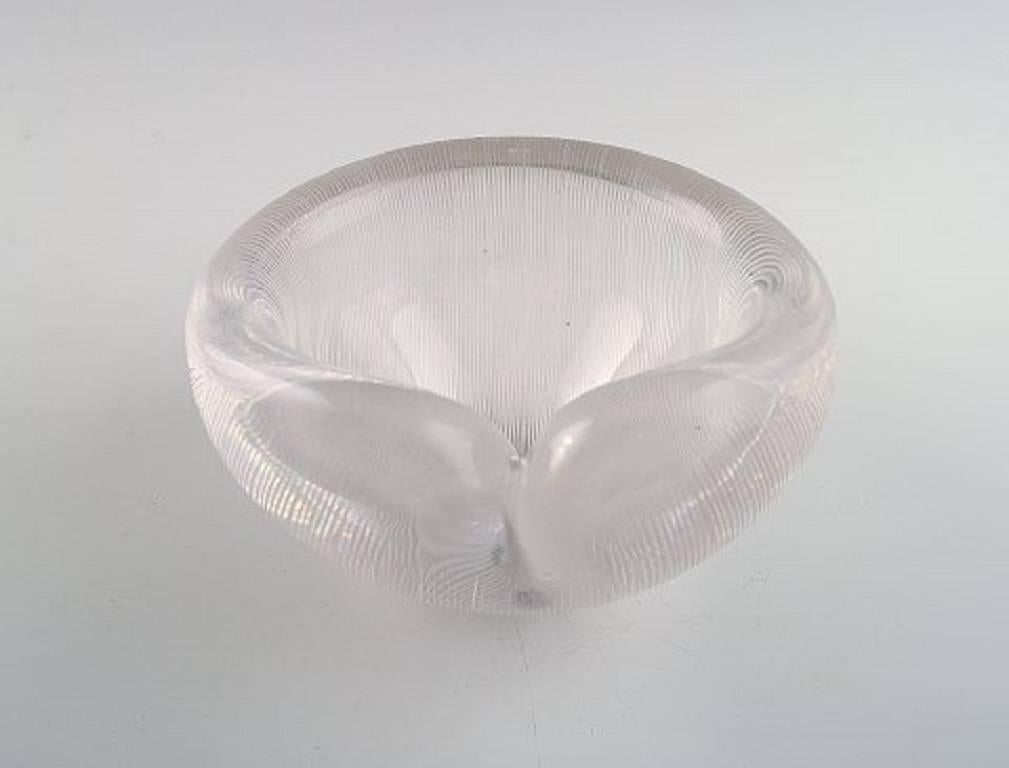Tapio Wirkkala for Iittala.

Clear glass bowl with engraved decoration in the form of stripes.

Unsigned.

Measures: 12 cm. x 8 cm.

In perfect condition.