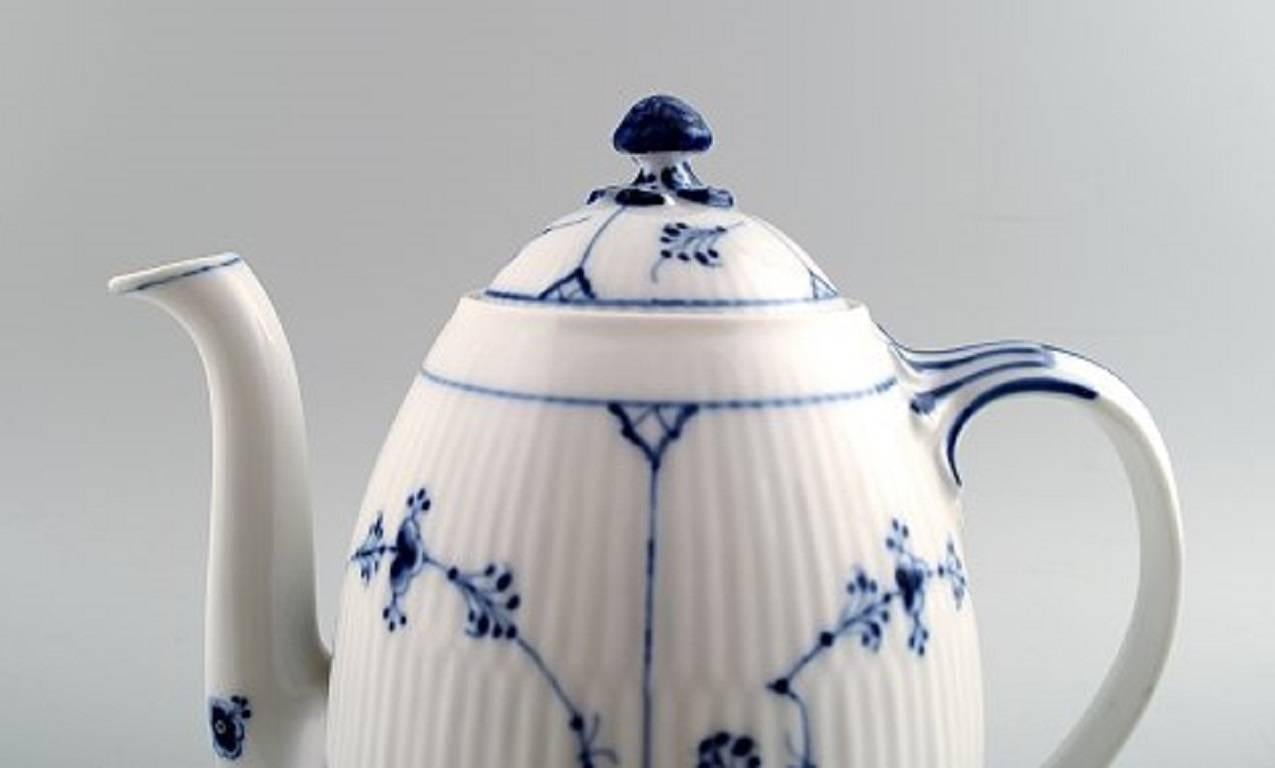 Royal Copenhagen blue fluted plain, rare coffee or chocolate pot.

No. 375.

Measures: Height 20 cm. 18 cm. wide.

Produced between 1905-1923.

In perfect condition. 1st. factory quality.