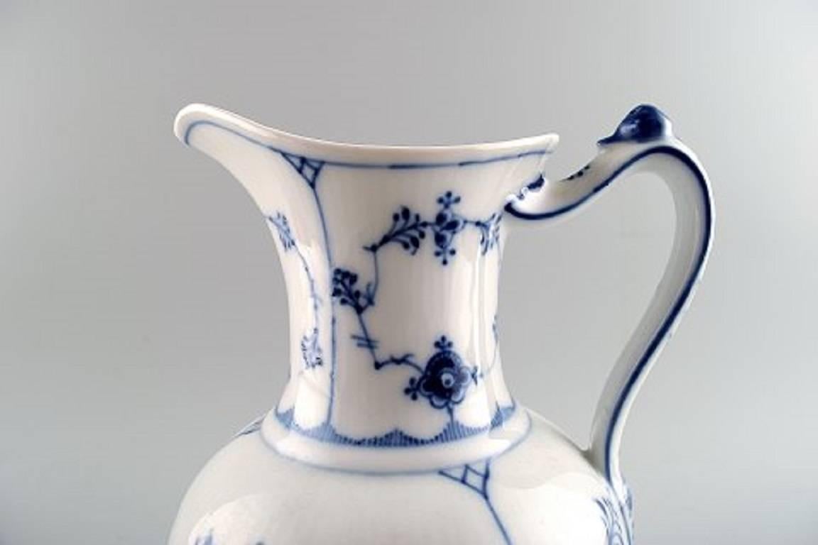 Royal Copenhagen blue fluted plain chocolate pot with lid.

No. 482.

1st. factory quality. In perfect condition.

Measures: Height 22cm. x 15 cm. wide.