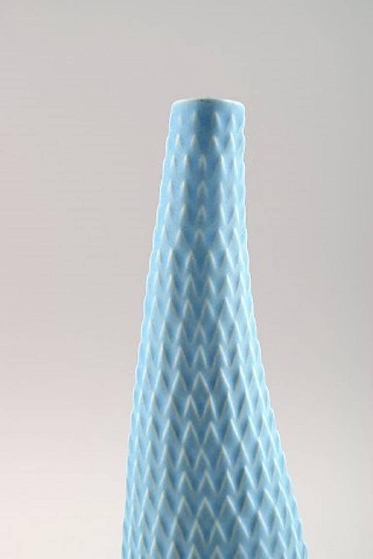 Gustavsberg, Suède, une paire de vases reptiles en turquoise par Stig Lindberg.

Céramiste suédois.

Taille : 22 cm. de haut. 7 cm. de diamètre.

Estampillé : Gustavsberg.

En parfait état.