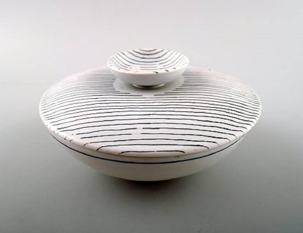Stig Lindberg (1916-1982), Gustavsberg "Filigran" ceramic bowl with lid.

Approximately 1960.

Marked.

Measures: 14 x 8 cm.

In perfect condition.