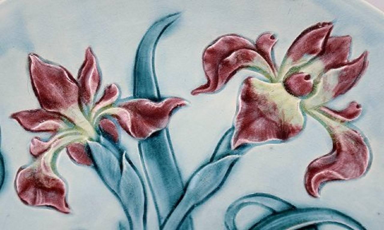 Suédois Plat en faïence Art Nouveau Gustavsberg décoré d'une fleur en vente