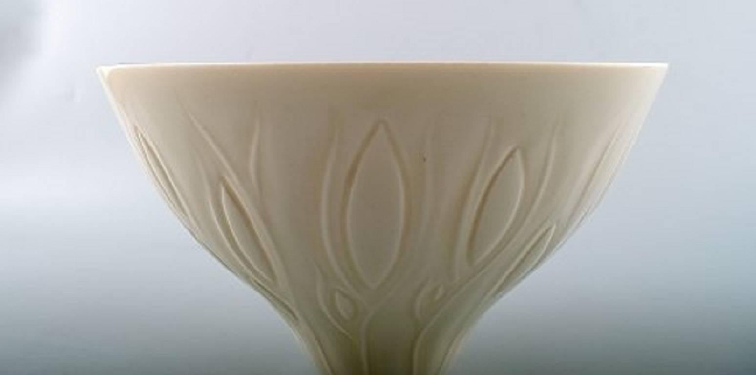 Unique Gerd Bøgelund/Bogelund for Royal Copenhagen bowl in rice porcelain.

Signed in monogram.

Measures 20 x 12 cm.

In perfect condition. 1st. factory quality.