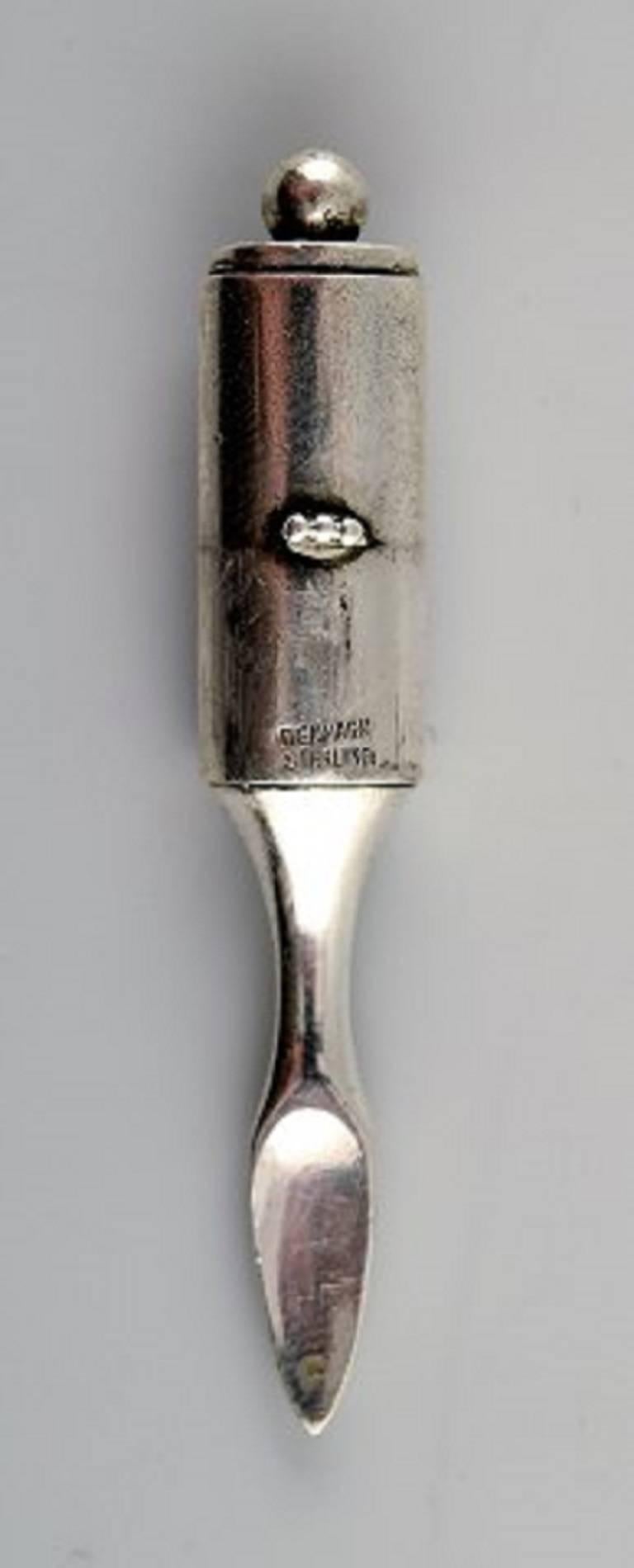 Georg Jensen. Very rare snuff spoon in sterling silver, dessin 242.

Stamped 'GJ' 1930-1945, Sterling, Denmark and no. 242.

Length. 6-8.5 cm. weight 14 g.

In good condition.