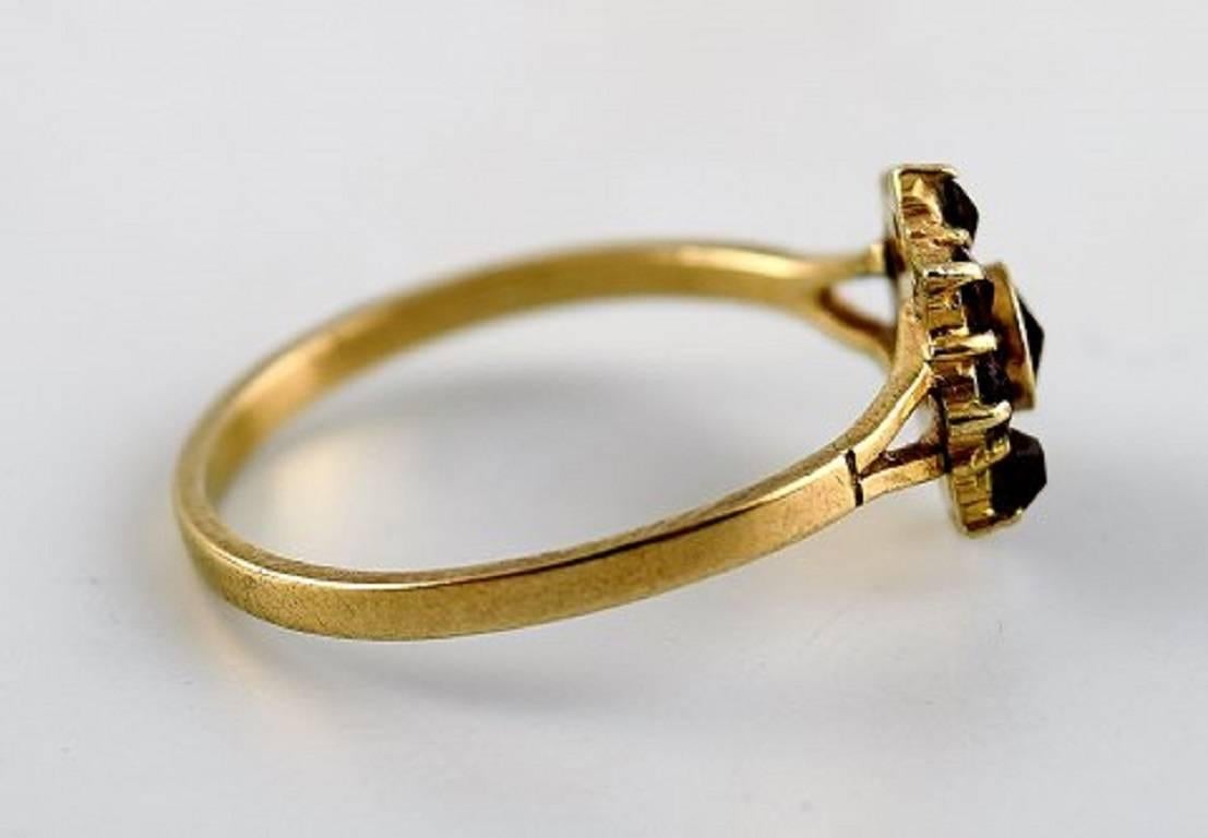 Goldring 14-karat with stones, 1930s-1940s.

19 mm. Size: 59.

Stamped: HJ HJ.

In good condition.