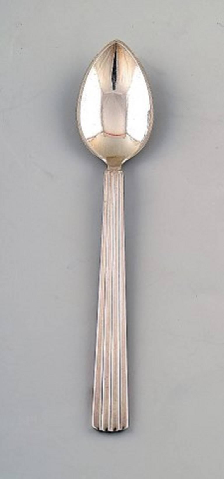 Georg Jensen serling silver 'Bernadotte' 10 mocha spoons #035.

Measures 10 cm.

In perfect condition.

Early stamp, 1930s.