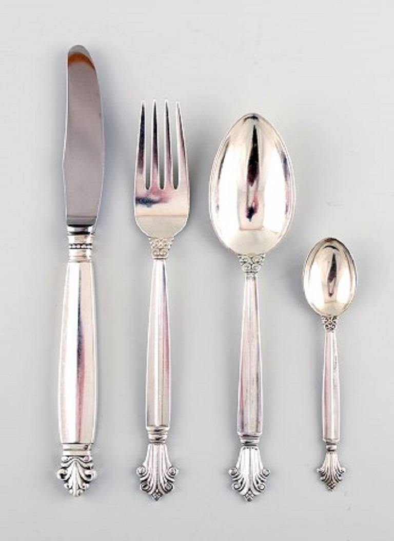 Georg Jensen sterling silver 'Acanthus' cutlery.

Complete lunch service, 28 parts for 6 person.

Comprising of: Six luncheon knifes, six spoons, six luncheon forks, six teaspoons, two serving forks and a salad set.

The lunch knife measures