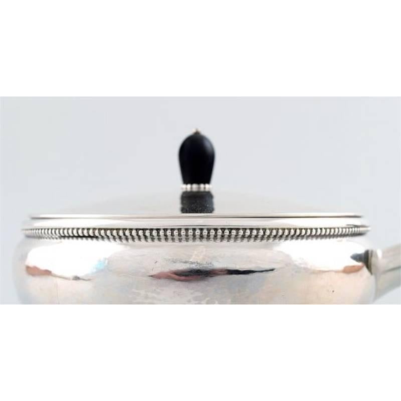 Bol couvert Georg Jensen en argent sterling, bol et couvercle martelés, agrémentés de perles, muni d'une poignée et d'un bouton de couvercle en ébène. Conçu par Georg Jensen.
Marqué GJ dans un carré rectangulaire 1933-1944.
Dessin no.