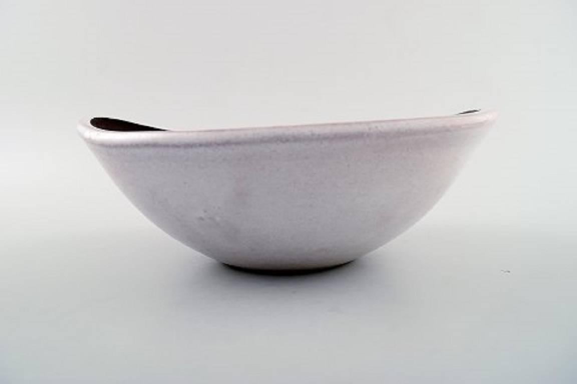 Ingrid Atterberg gioca una coppa per Upsala Ekeby, in Svezia.

Prodotto tra il 1953 e il 1958, appartiene alla serie Negro. 

Finitura marrone opaca smaltata all'interno con un disegno inciso a cerchi concentrici evidenziato da uno smalto bianco