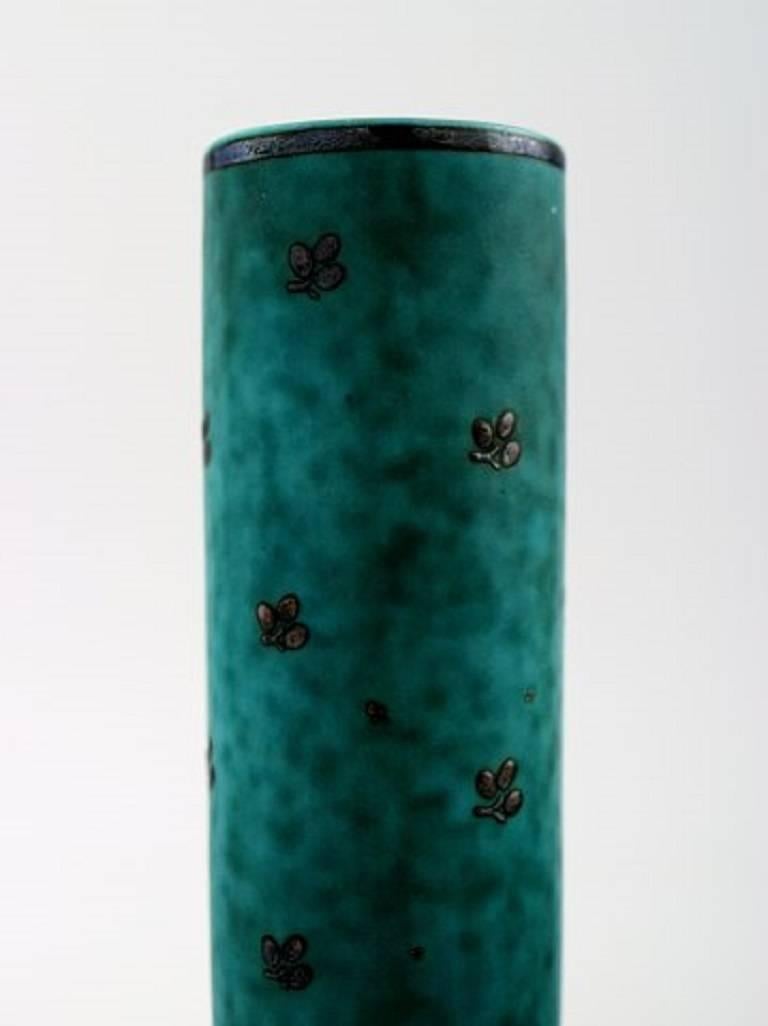 Wilhelm Kåge/Kaage, Gustavsberg, Argenta vase decorated with leaves.

Measures: Height 15 cm x 4.5 cm.

Marked Gustavsberg, Argenta.

In perfect condition.