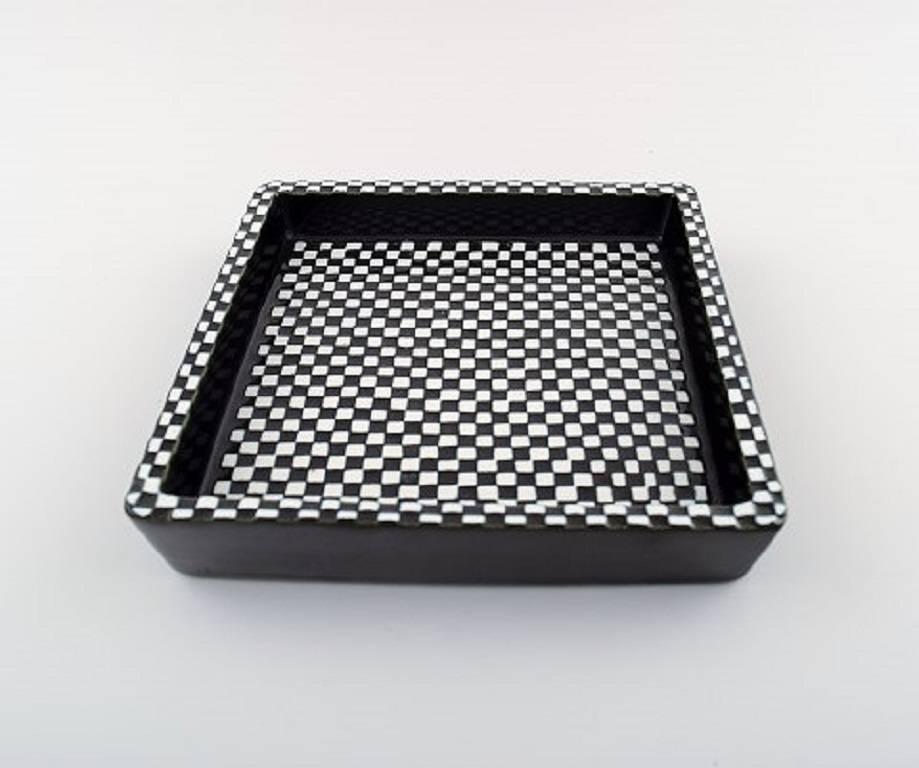 Stig Lindberg, Gustavsberg, "Domino" dish in ceramics.

1950s.

Measures: 20 cm., depth 3.5 cm.

Marked.

In perfect condition.