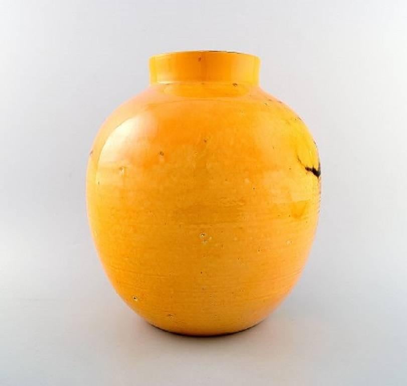 Large Kähler, Denmark, Svend Hammershøi/Hammershoi, glazed large vase in stoneware.

In perfect condition.

Beautiful uranium yellow glaze.

Stamped. 1930s.

Measures: 31 x 22 cm.