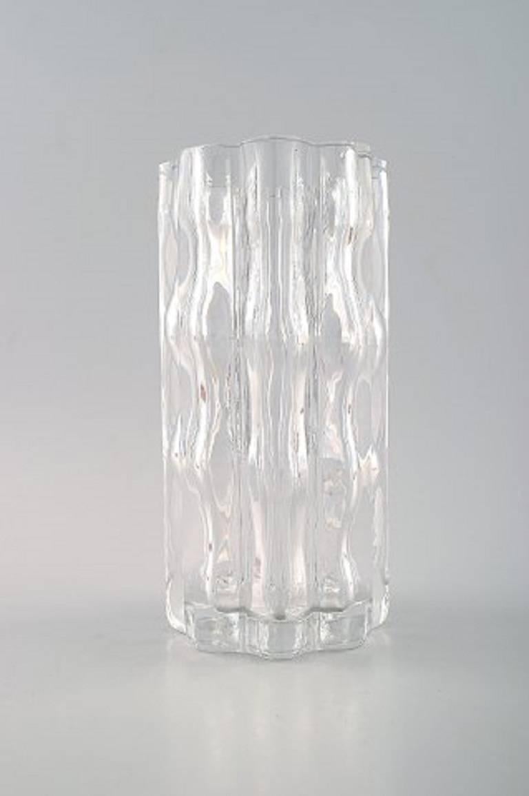 Paire de vases en verre d'art Orrefors, signés.

Suède, milieu du XXe siècle.

Mesures : 20 x 9 cm.

En parfait état.