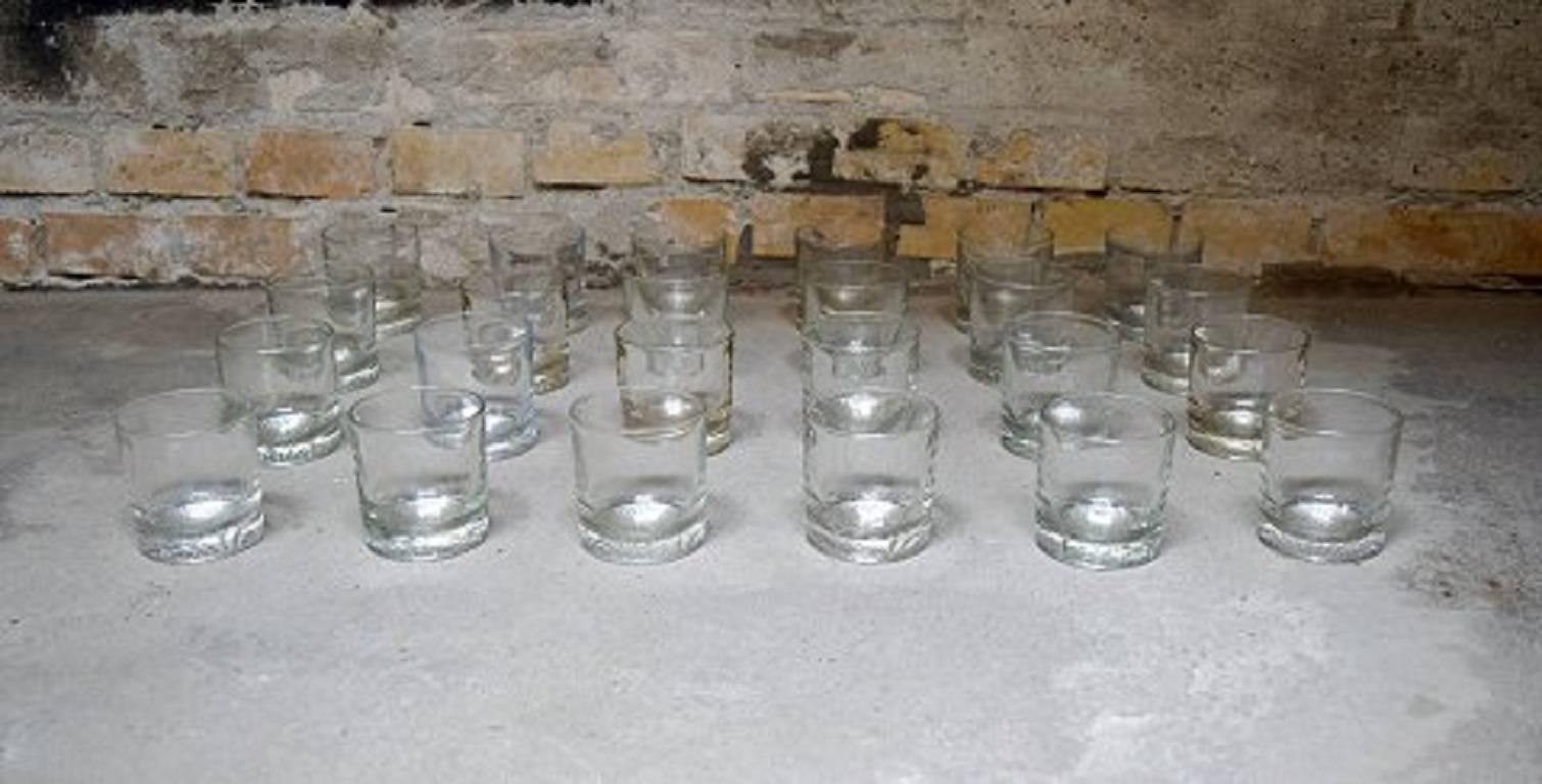 20 art glass "FlinDari" model 5014 by Nanny Still and four glasses, model 2500 for Riihimäki Lasi.

A total of 24 drinking glasses.

Finnish design, 1960s-1970s.

Measures: 7.5 x 7.5 cm.

In perfect condition.

Unstamped.