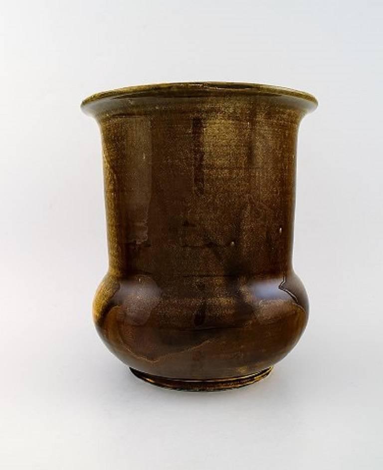 Kähler, Svend Hammershoi glazed stoneware vase, Denmark.

In perfect condition.

Beautiful uranium yellow glaze.

Marked.

Measures: 22 x 19 cm.