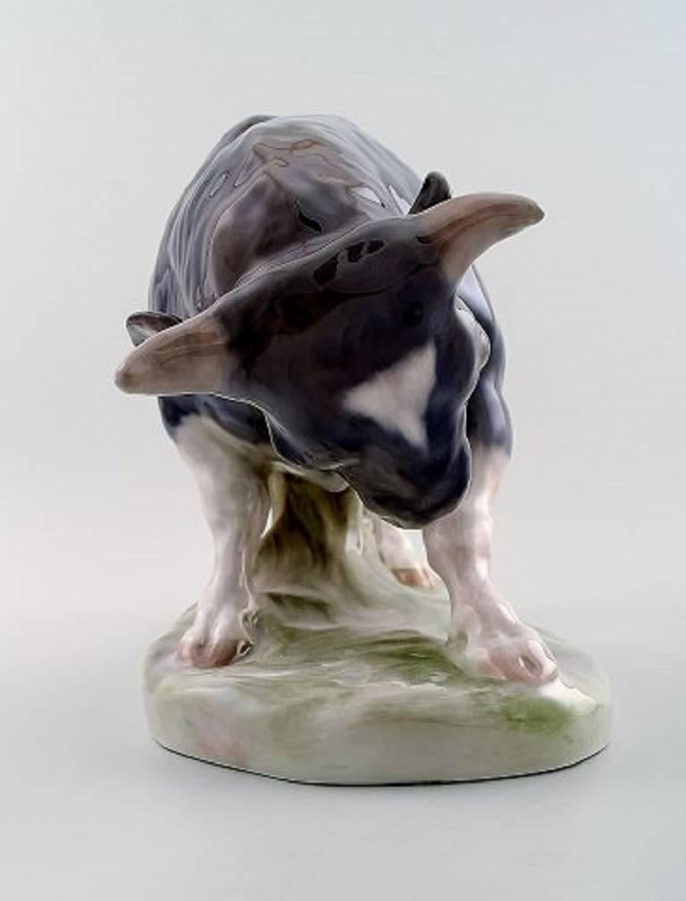 Royal Copenhagen Nummer 1195 Großer Stier:: entworfen von Knud Kyhn (20. Jahrhundert)