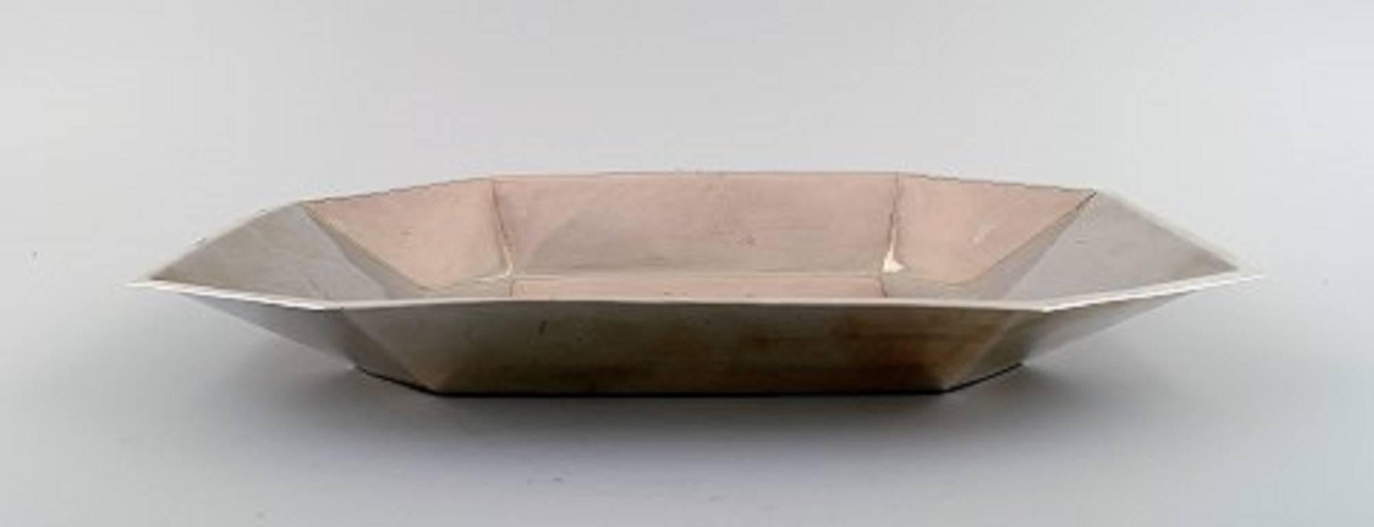 Large American dish / tray in silver.

Measures: 30 x 20 x 4 cm.

800 S. Weight 409 grams.

Stamped D 800.

In good condition.