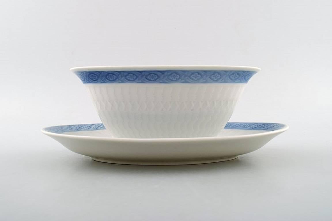 Blue Fan Royal Copenhagen porcelain dinnerware.

Two pieces. Oval sauce boat on fixed base, no. 11550.

One factory quality, perfect condition.

Measures: H 8 cm, L 22.5 cm.