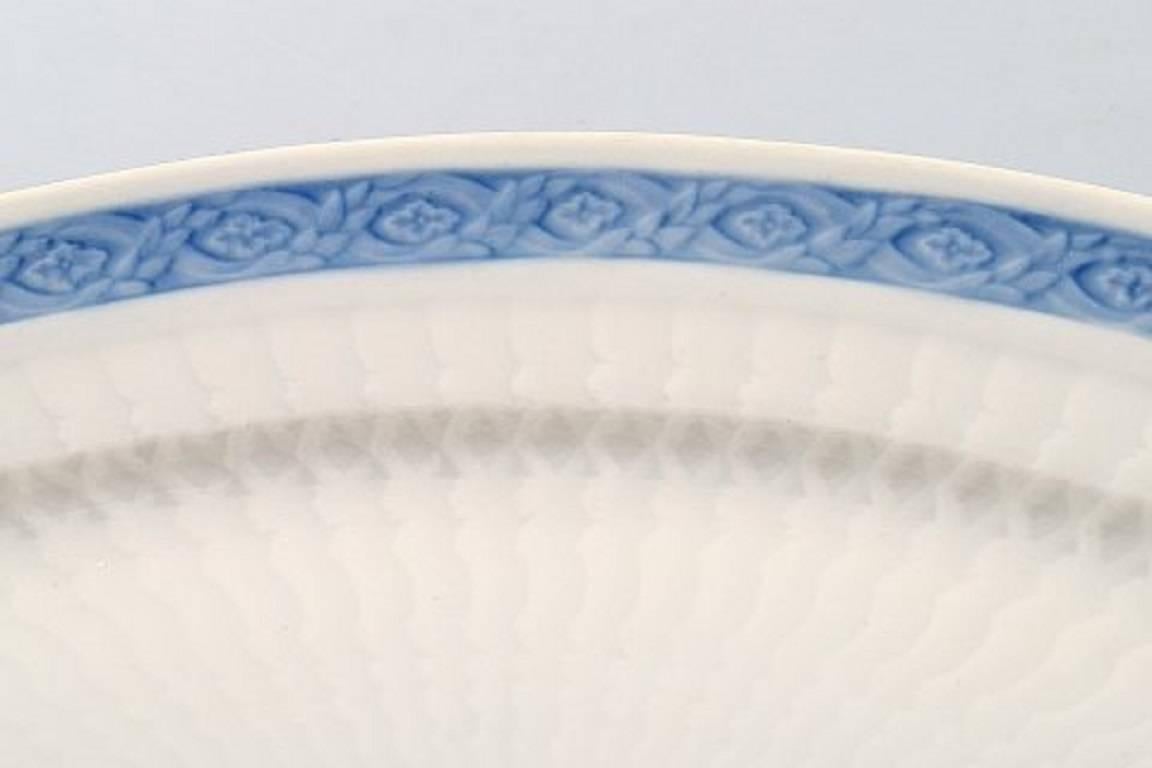 Two dishes blue fan Royal Copenhagen porcelain dinnerware.

Serving dish no. 11507.

1. Quality, perfect condition.

(Manufactured since 1909) discontinued. Design: Arnold Krog.

Measures 29 cm. x 20 cm.