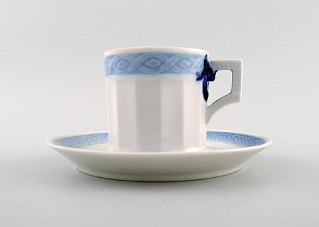 Six sets of Royal Copenhagen blue fan pattern.

Coffee cup and saucer no. 11548.

Height 6 cm.

1st. factory quality.

Perfect condition.