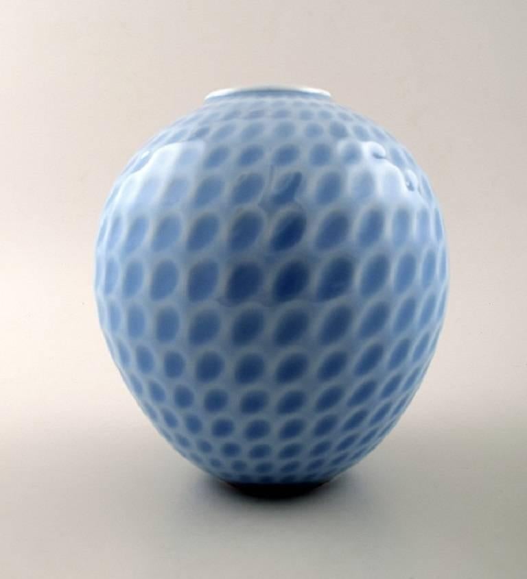 Royal Copenhagen vase in porcelain by Axel Salto.

Beautiful glaze in light blue shades.

Marked.

Second factory quality, in very good condition.

Measures: 13 x 15 cm.